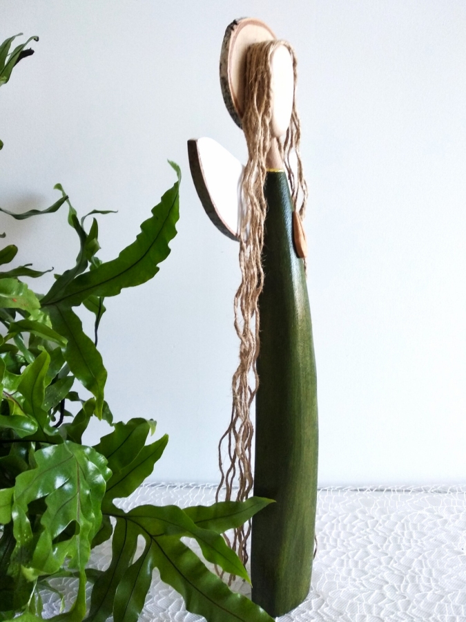 Ręcznie wykonany anioł z drewna – harmonia i natura.