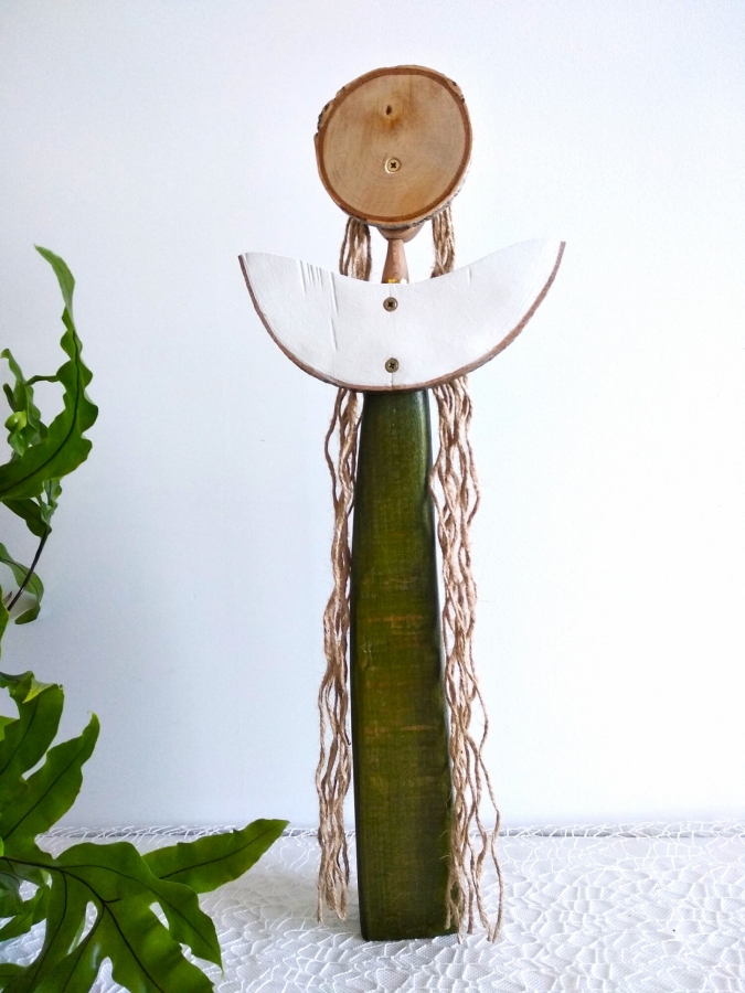 Ręcznie wykonany anioł z drewna – harmonia i natura.