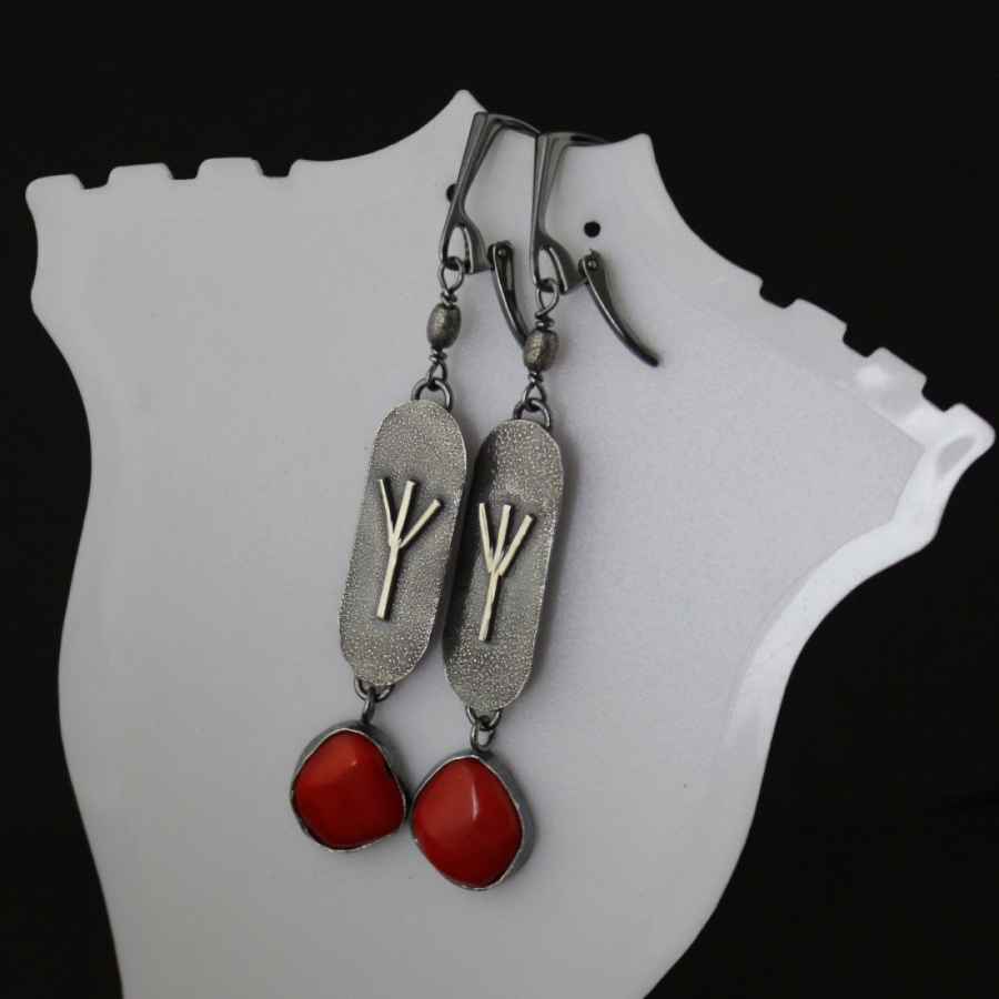 Kolczyki Algiz z czerwonym koralem - srebro oksydowane