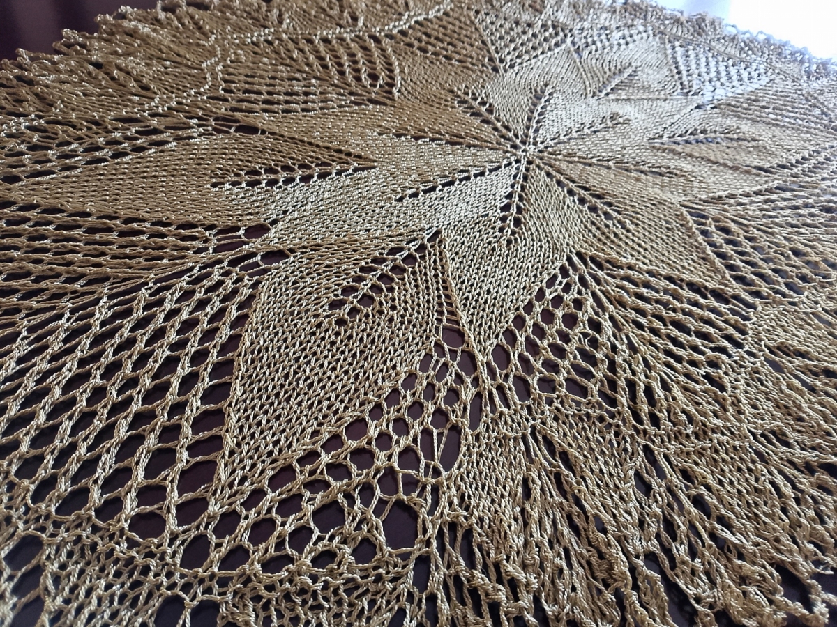 Owalny obrus na drutach w kolorze starego złota