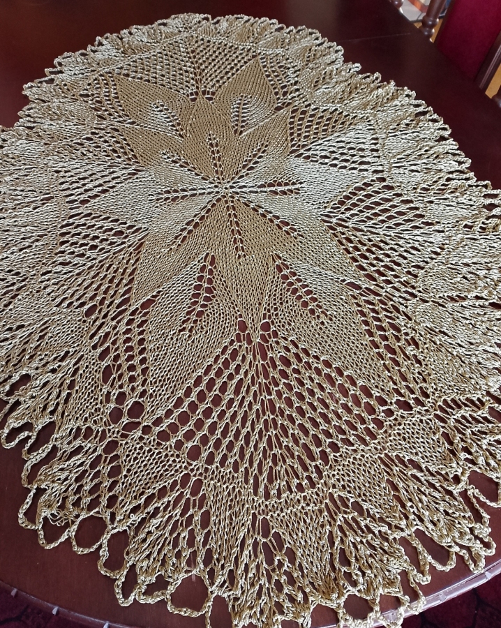 Owalny obrus na drutach w kolorze starego złota