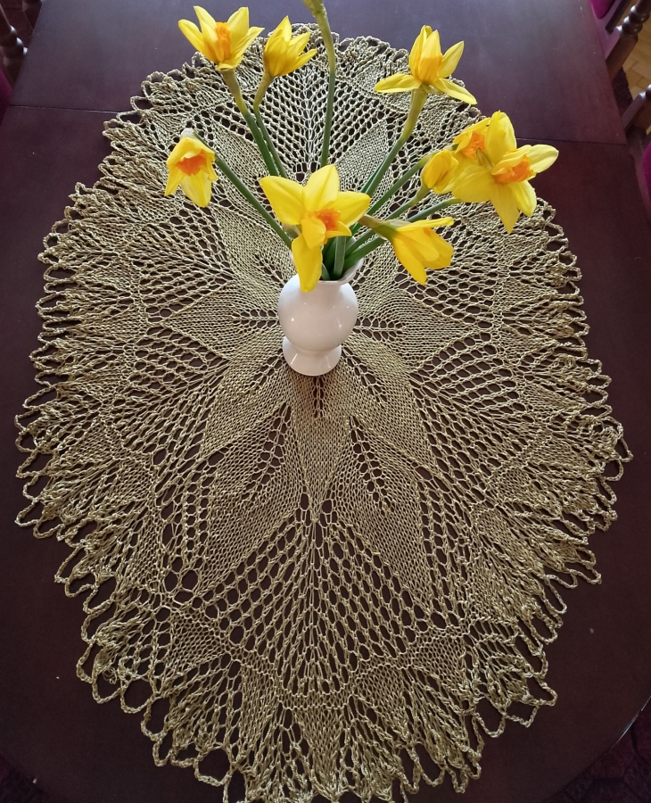 Owalny obrus na drutach w kolorze starego złota