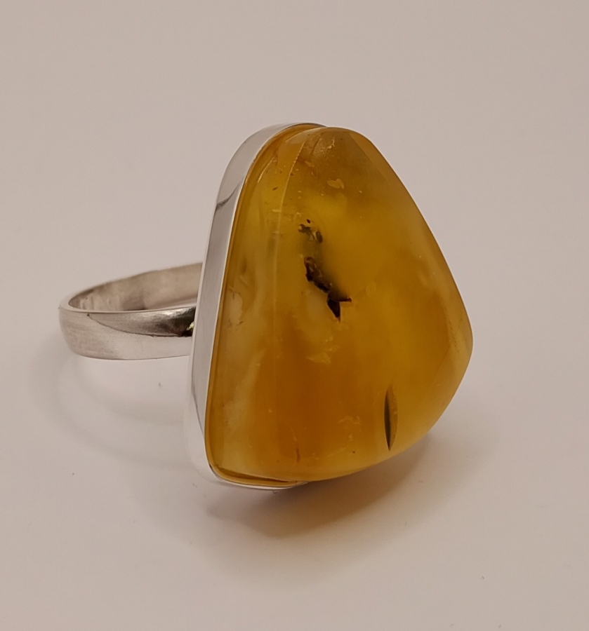 Srebrny pierścionek z bursztynem roz.29