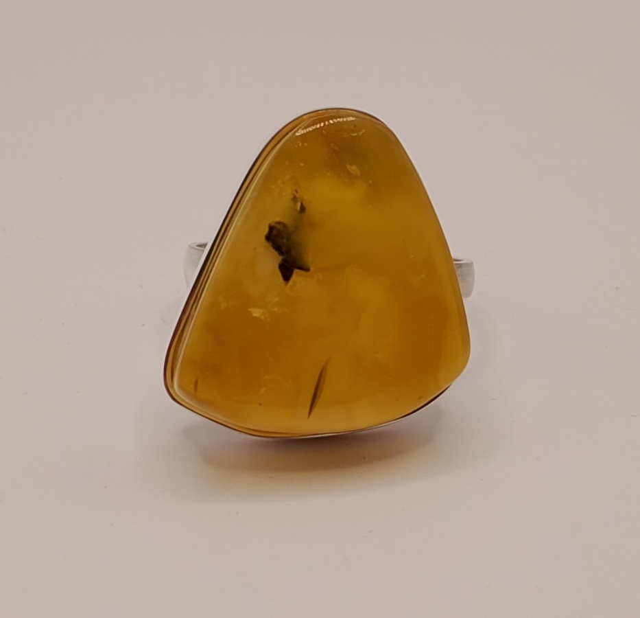 Srebrny pierścionek z bursztynem roz.29