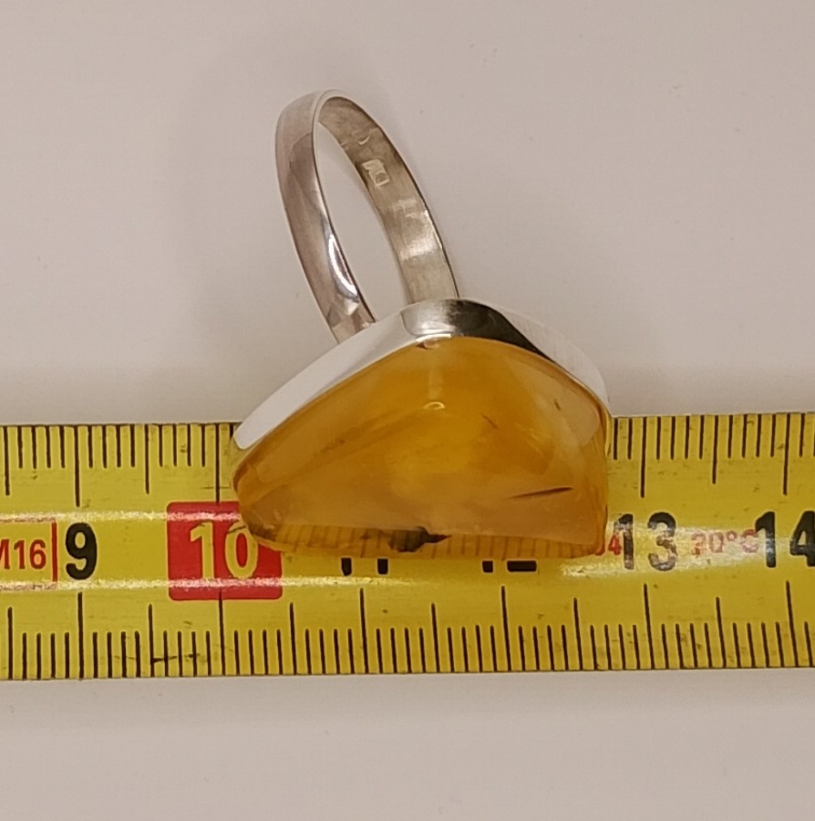 Srebrny pierścionek z bursztynem roz.29