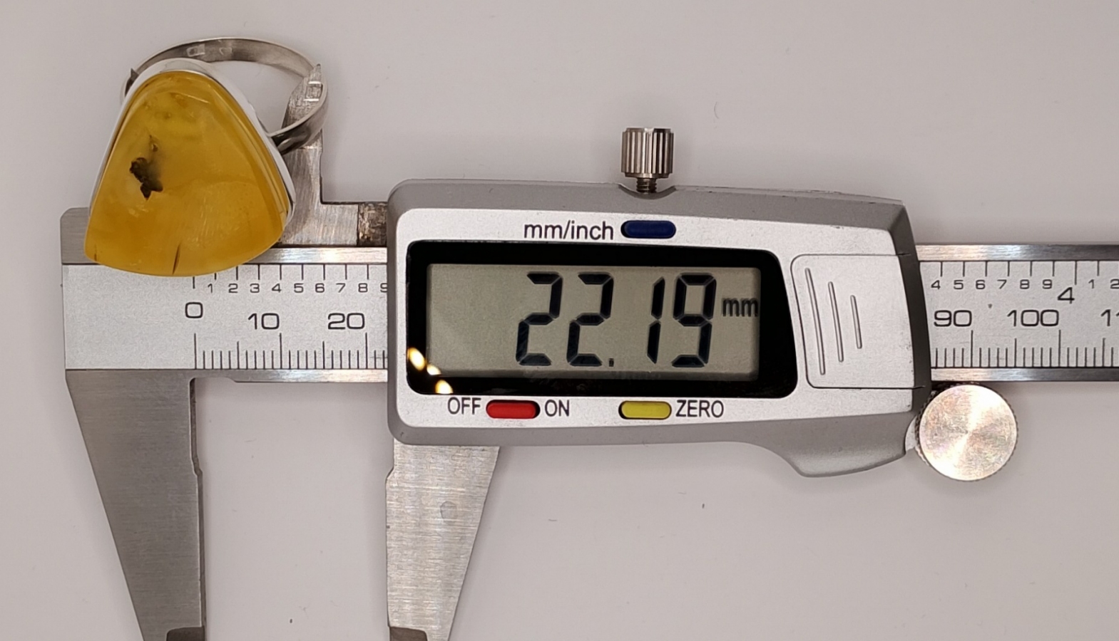 Srebrny pierścionek z bursztynem roz.29