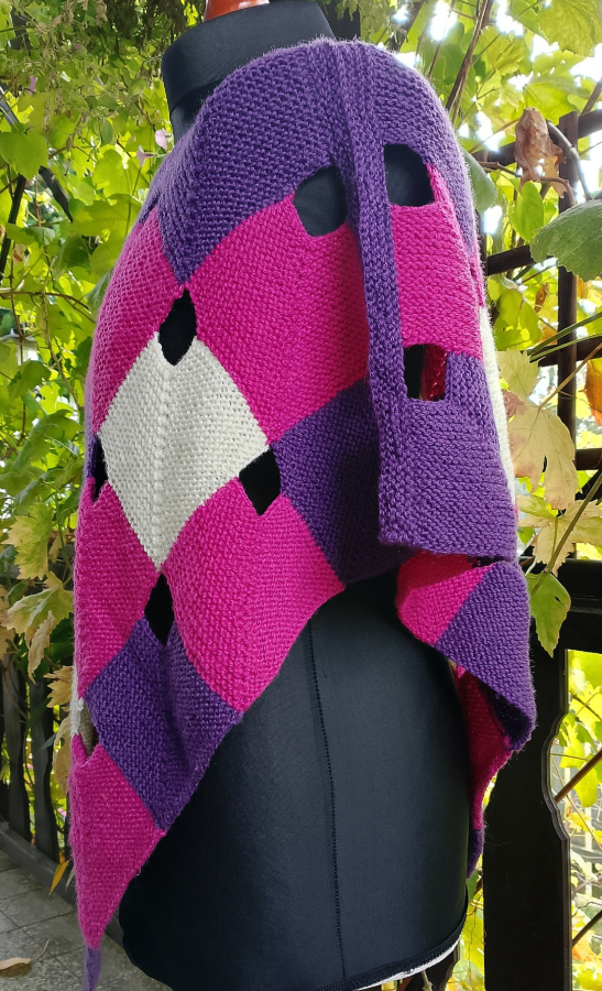 Ciepłe poncho na drutach