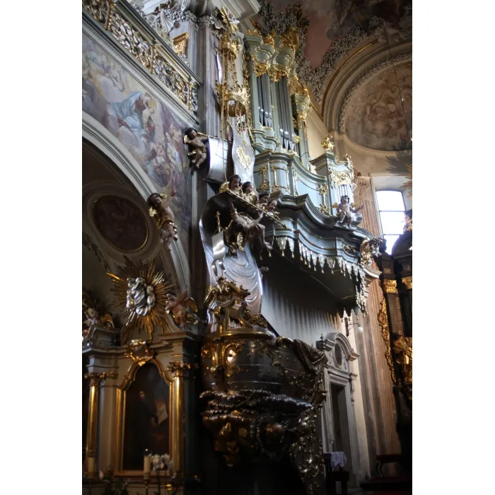 Boczna ściana przy ołtarzu kościoła św. Andrzeja