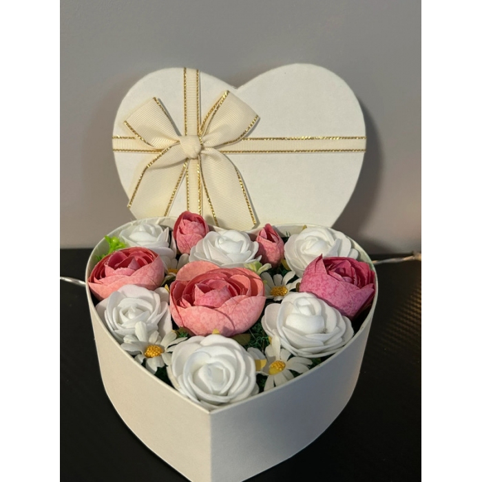 Serce z kwiatami w ozdobnym pudełku z kokardą flower box
