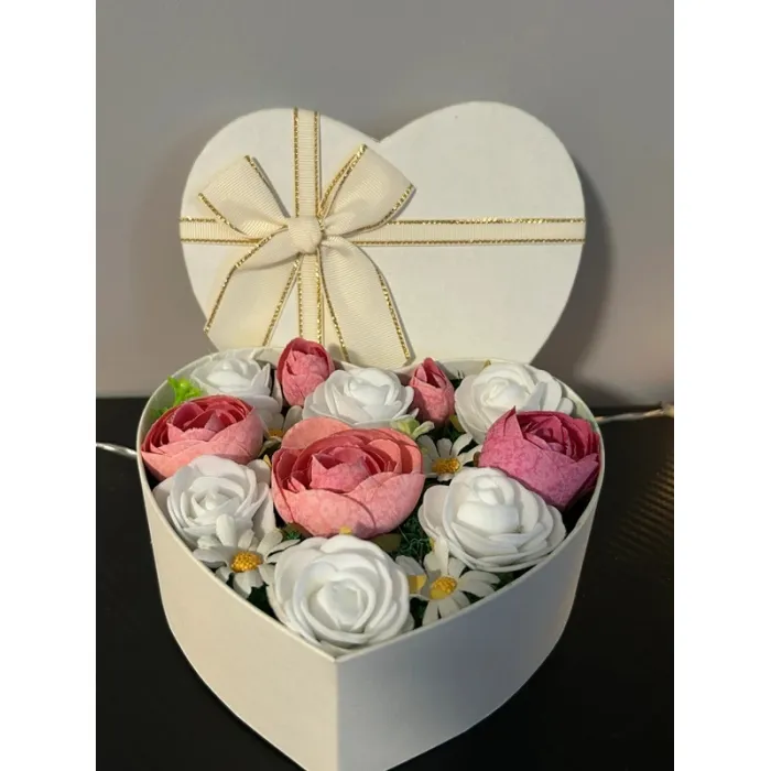 Serce z kwiatami w ozdobnym pudełku z kokardą flower box