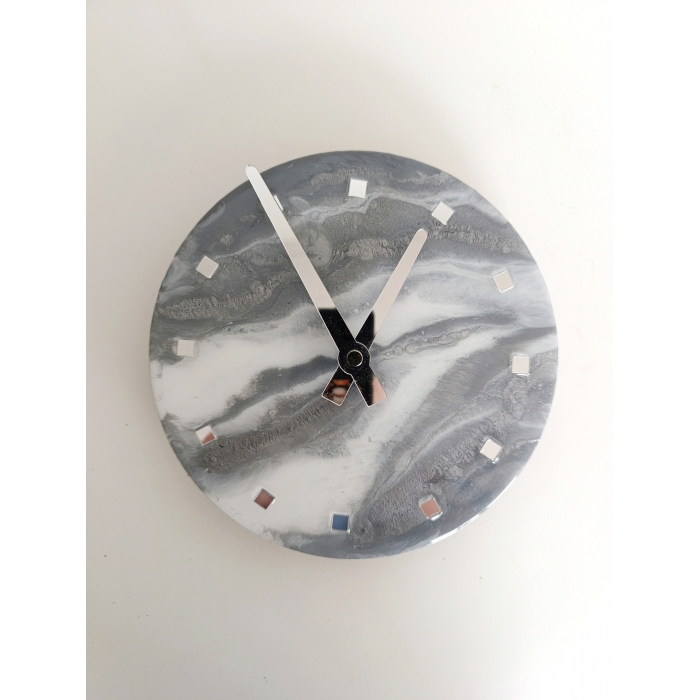 Elegancki zegar z żywicy epoksydowej, styl glamour / minimal