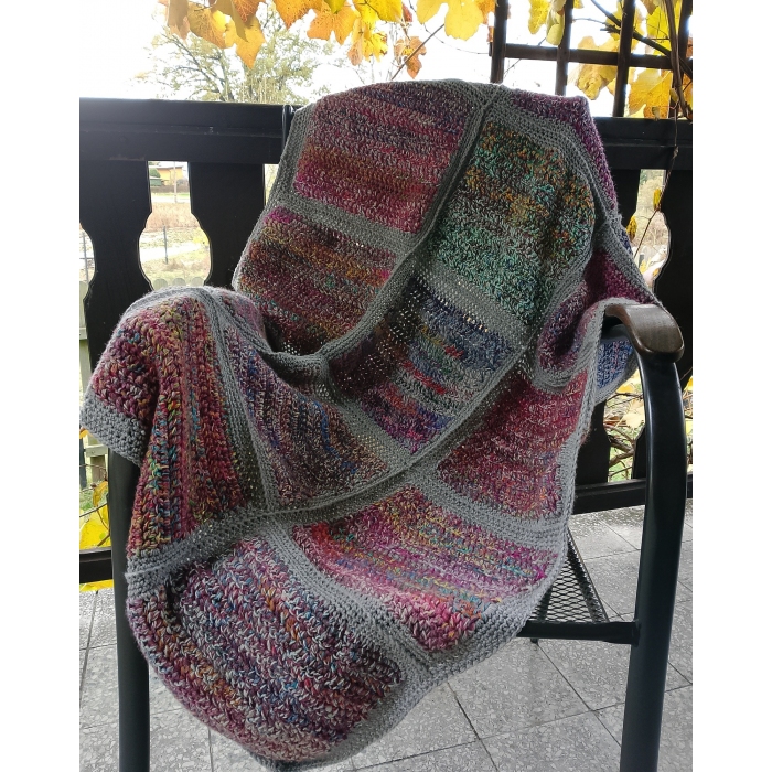 Narzuta w szarościach wykonana z kwadratów