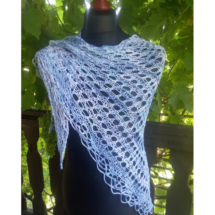 Chusta w błękitach letniego nieba