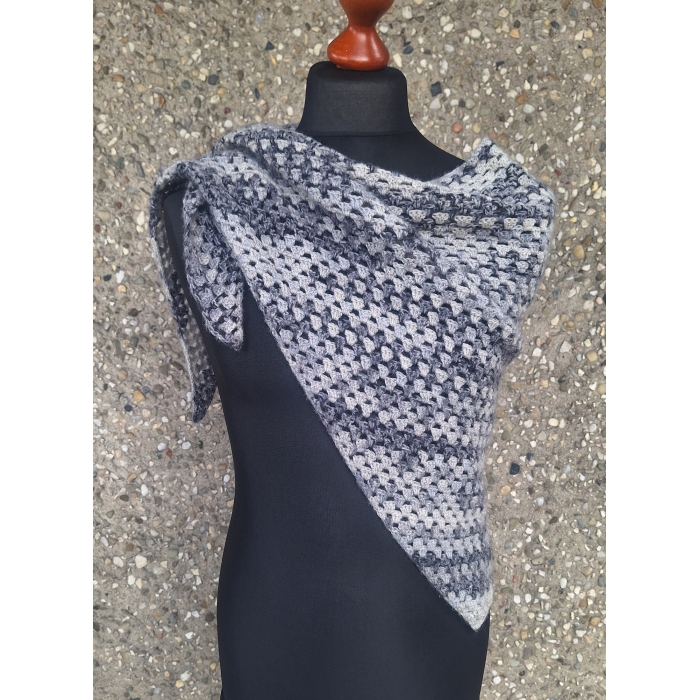 Cieniowana chusta w odcieniach szarości