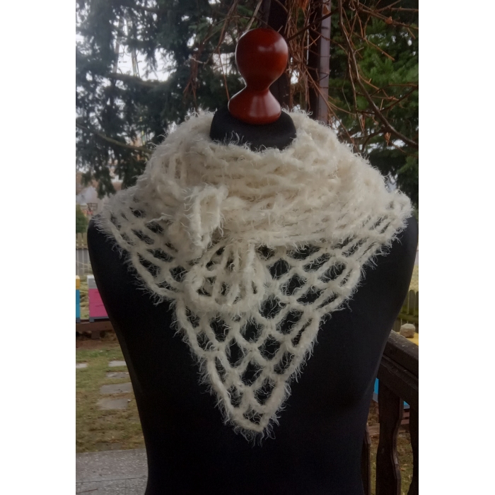 Chusta Kremowy puszek z moheru