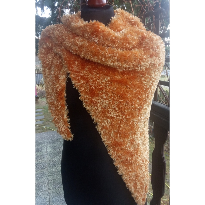 Ciepła chusta w kolorze złota