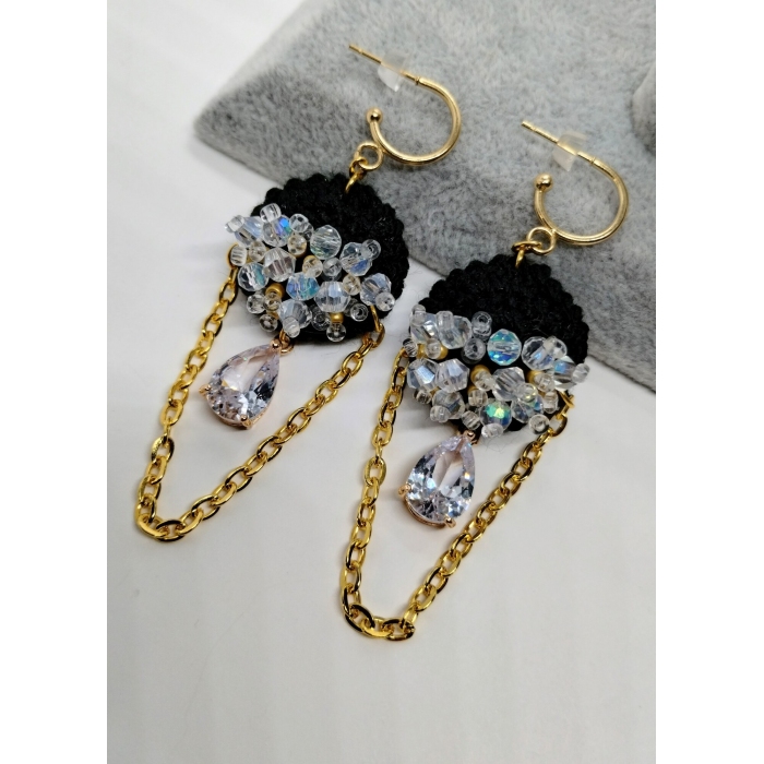 Czarne kolczyki szydełkowe z kryształkami łezkami