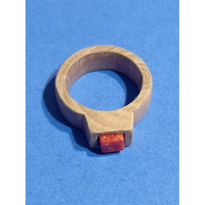 pierścionek drugi z jabłoni i korala