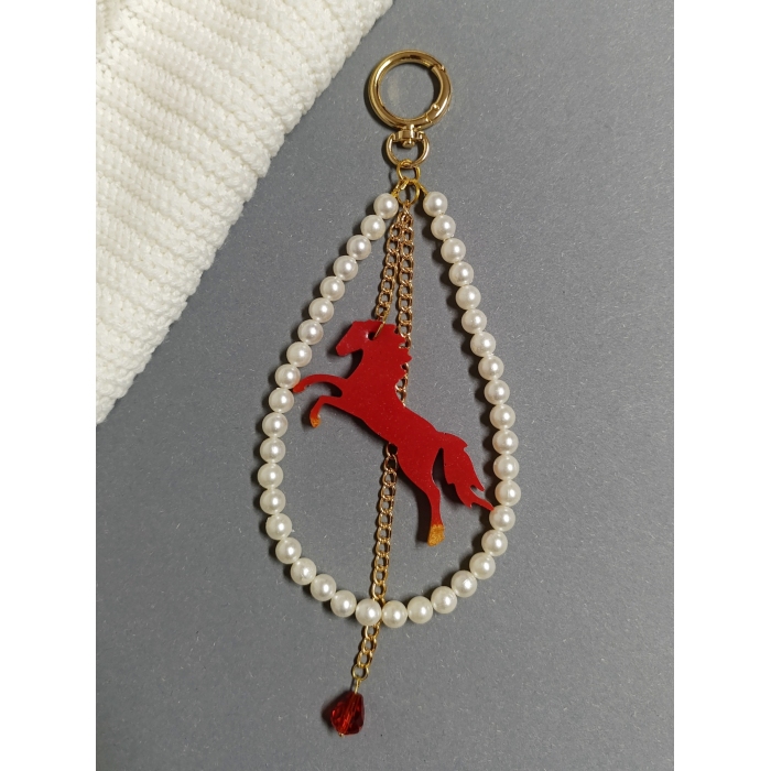 Elegancki brelok do torebki z perłami i czerwonym koniem