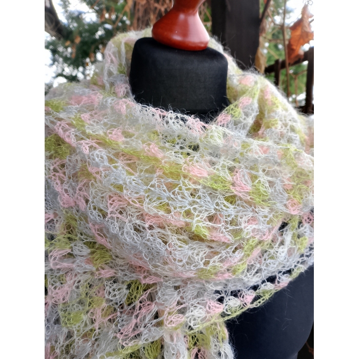 Długi pastelowy szal mgiełka