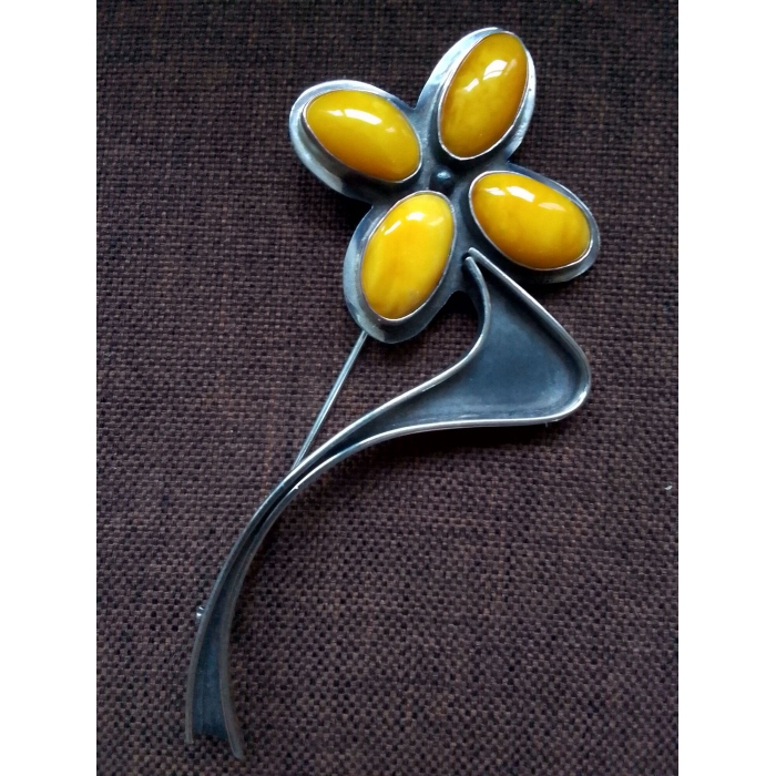 Broszka srebrna z bursztynami.