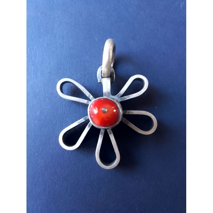 Wisiorek srebrny z koralowcem.