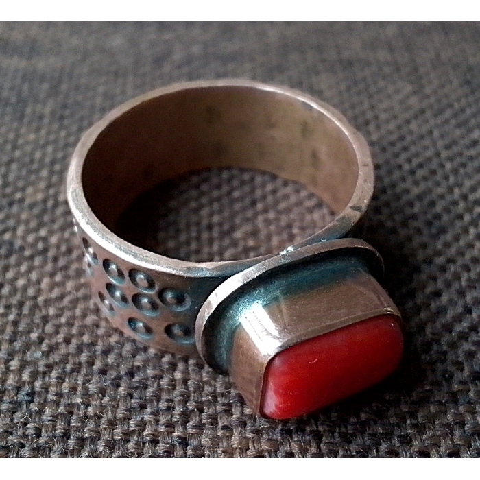 Pierścionek miedziany z koralowcem.