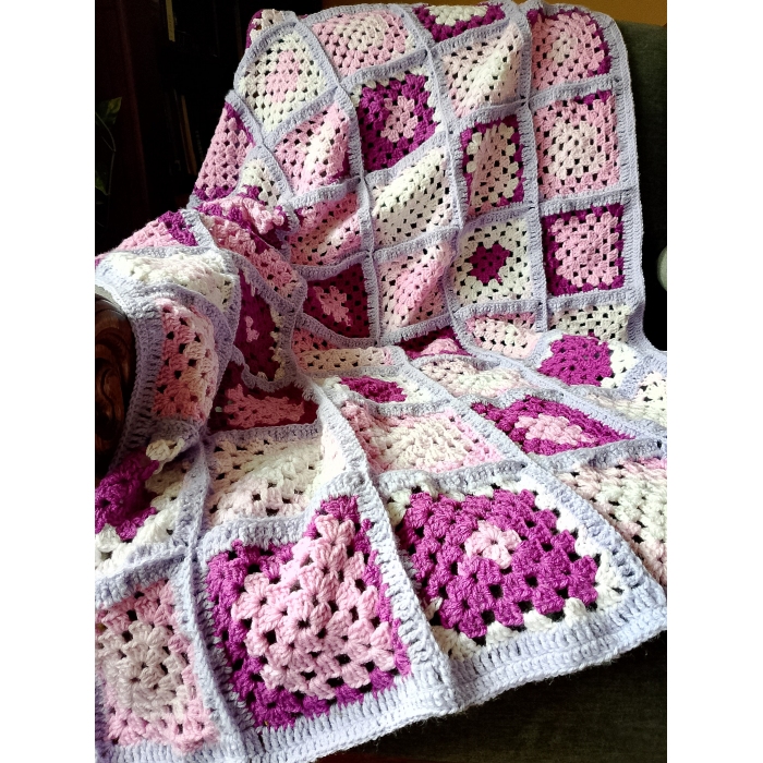 Narzuta z kwadratów w fioletach