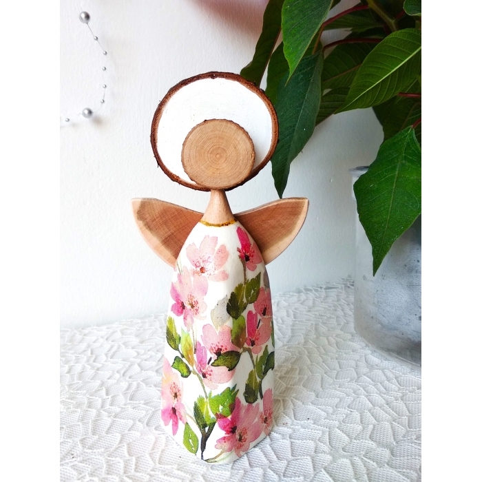 Anioł w sukience w różowe kwiatki.