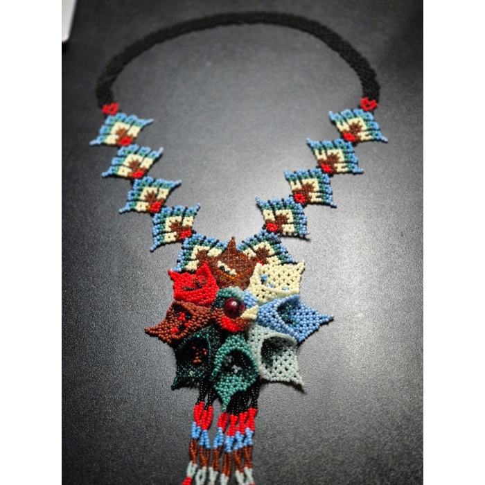 Naszyjnik z koralików Huichol