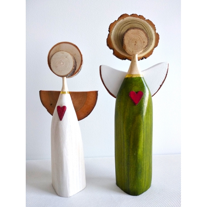 Dekoracyjne aniołki z drewna.