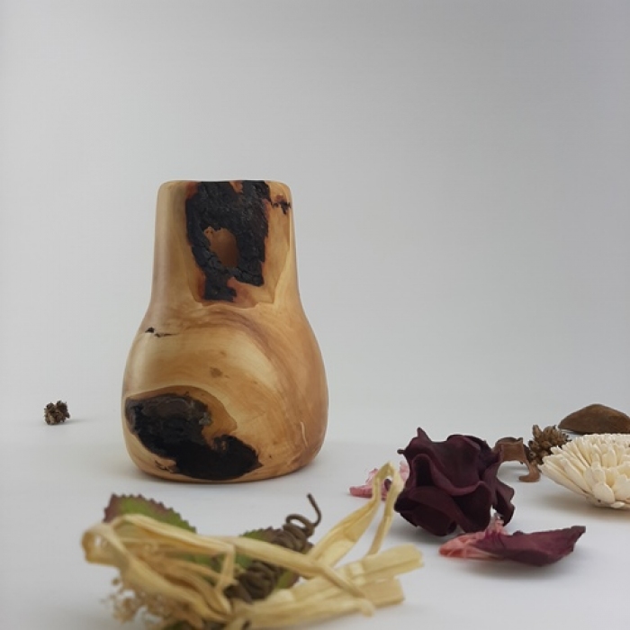 Mały wazon dekoracyjny z korzenia jabłoni