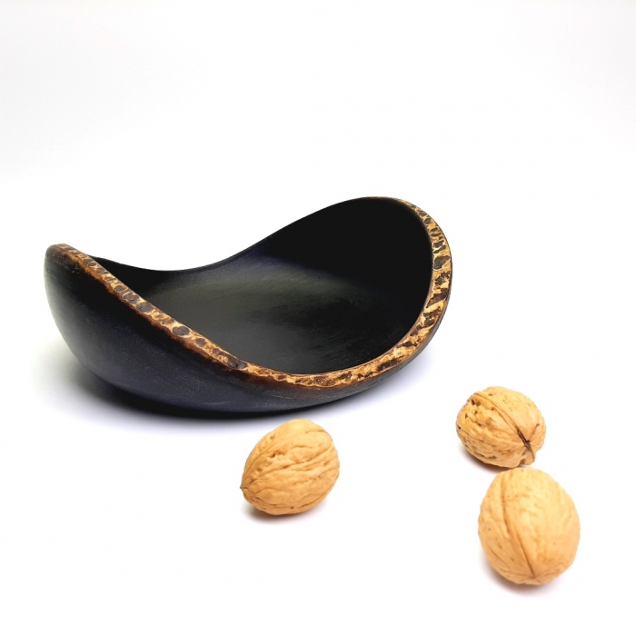 Cień i Blask – Ręcznie toczona miseczka z drewna orzecha