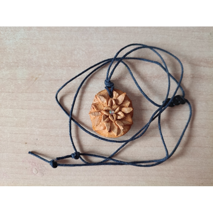 Wisior z pestki awokado z kryształkiem