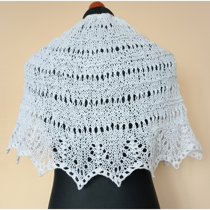 Biała pelerynka, klasyczny dodatek do stroju komunijnego