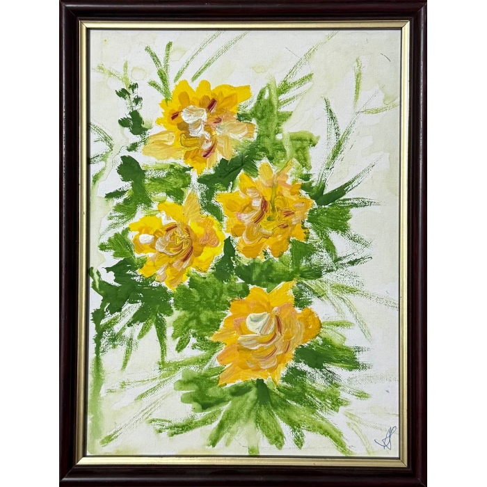 Żółte kwiaty w zielonych liściach