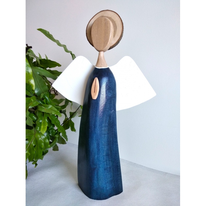 Ręcznie wykonany anioł z drewna – symbol spokoju.