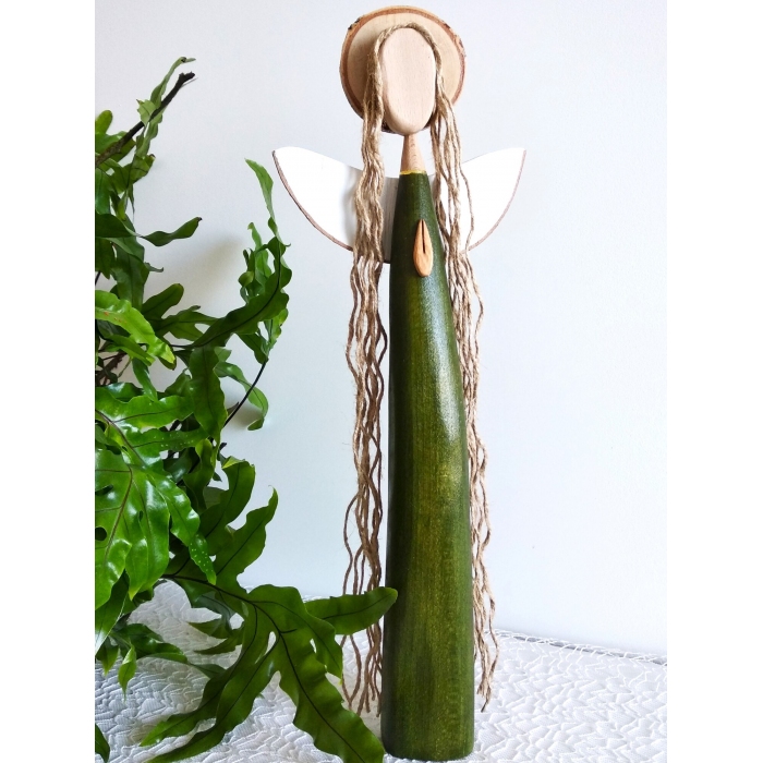 Ręcznie wykonany anioł z drewna – harmonia i natura.