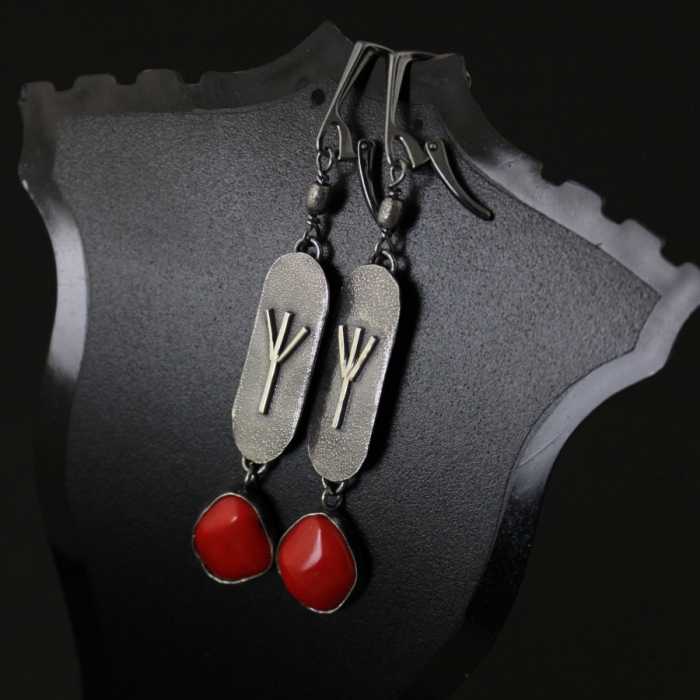 Kolczyki Algiz z czerwonym koralem - srebro oksydowane