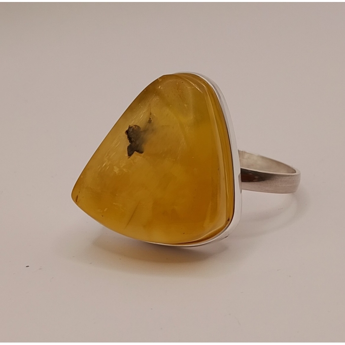 Srebrny pierścionek z bursztynem roz.29