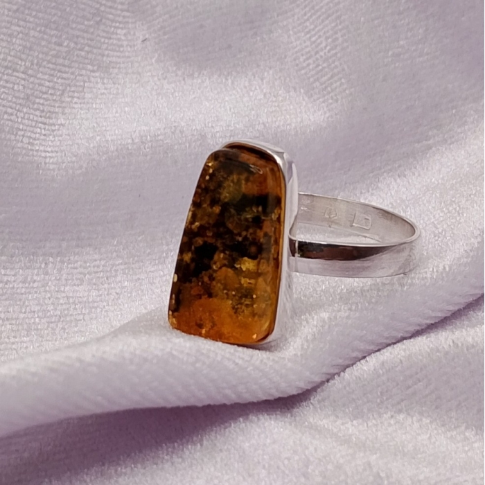 Pierścionek Srebro i Bursztyn roz.25
