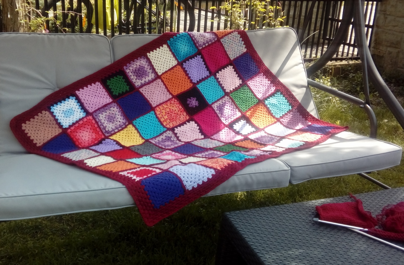 Kolorowa narzuta z kwadratów