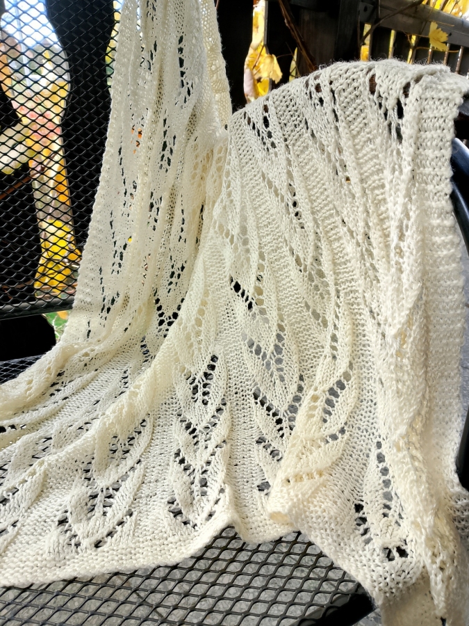 Ażurowy kocyk na drutach