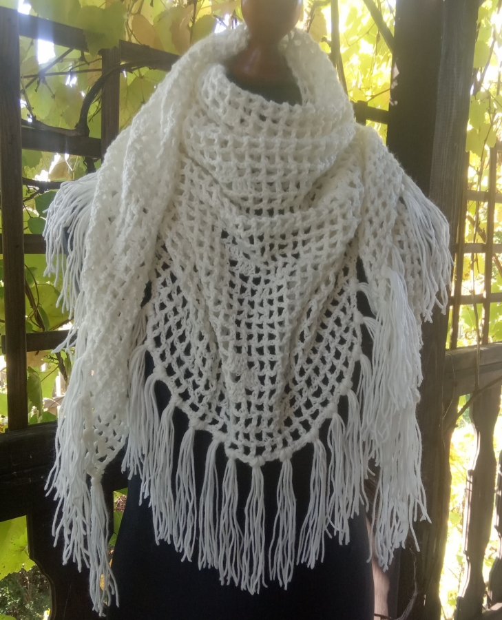 Chusta biała z frędzlami