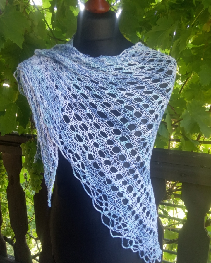 Chusta w błękitach letniego nieba