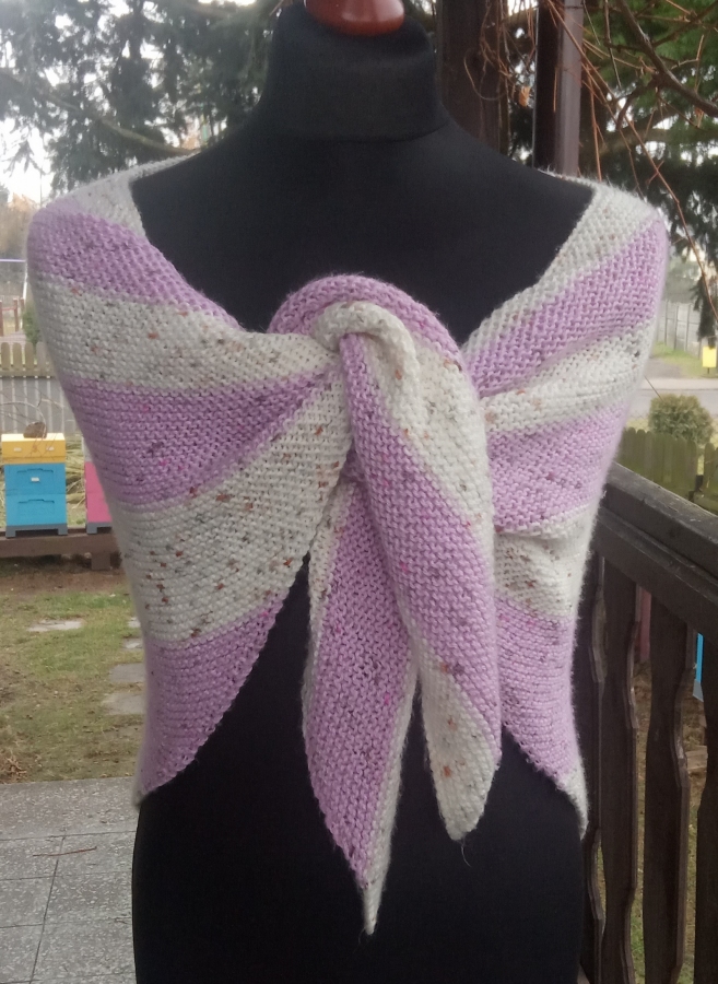 Chusta na drutach różowo kremowa