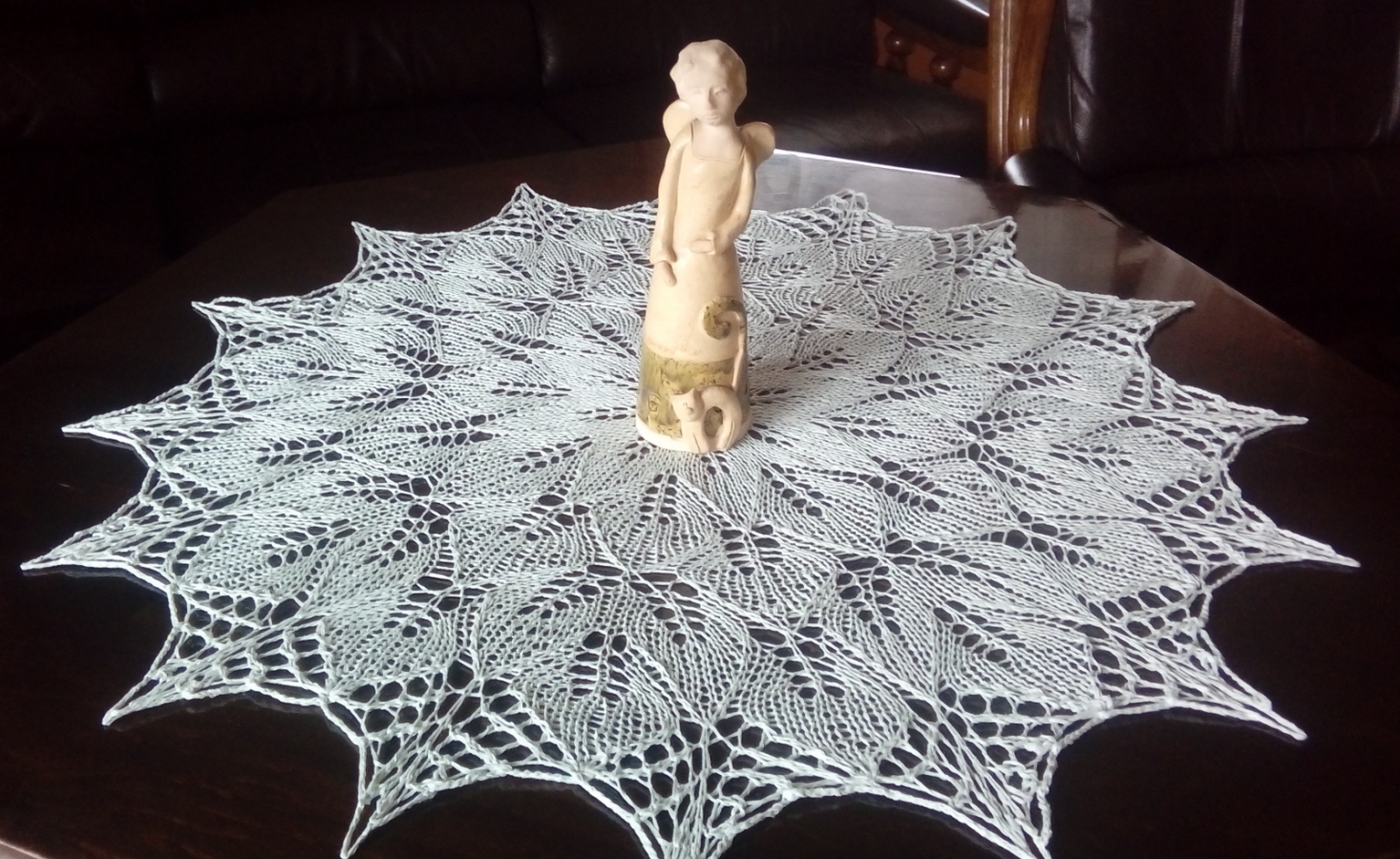 Obrus na drutach, jasna mięta